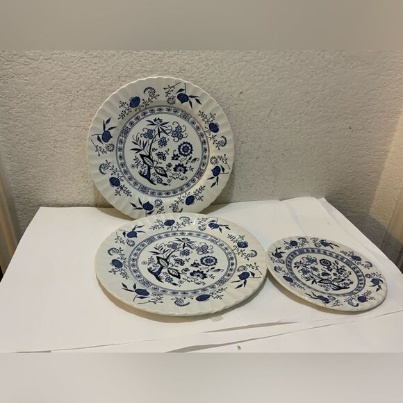 J & G Meakin England 2 Dinner Plates 10 1/4” and 1 small appetizer plate 6” - Picture 1 of 6
